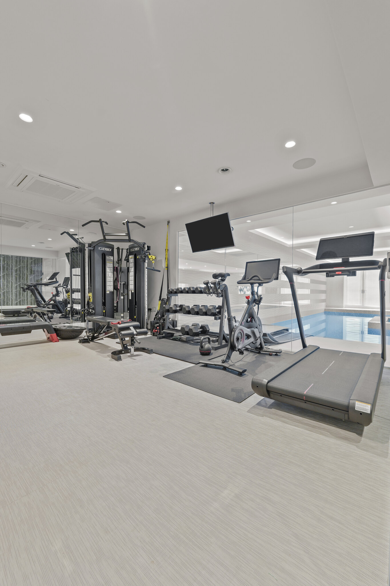 Luxury pool and living at Tall Trees